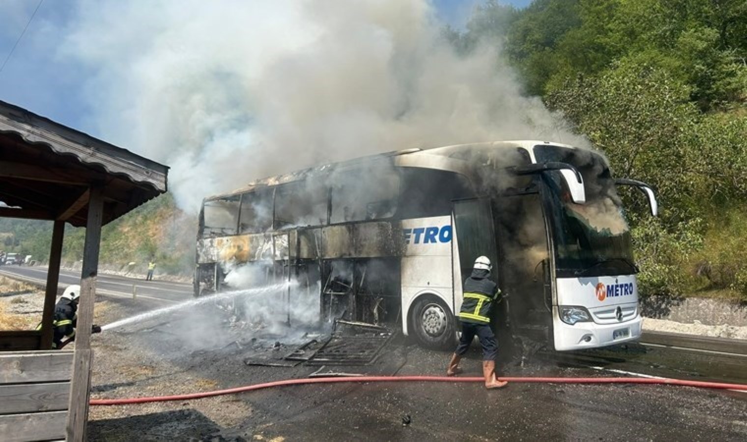 Faciadan dönüldü… Seyir halindeki otobüs yandı!