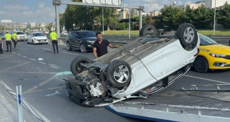 Fatih’te bariyerlere çarpan otomobil takla attı