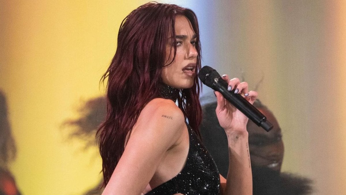 File çorabını giydi, kemerini sıktı! Dua Lipa yine ağızları açık bıraktı…