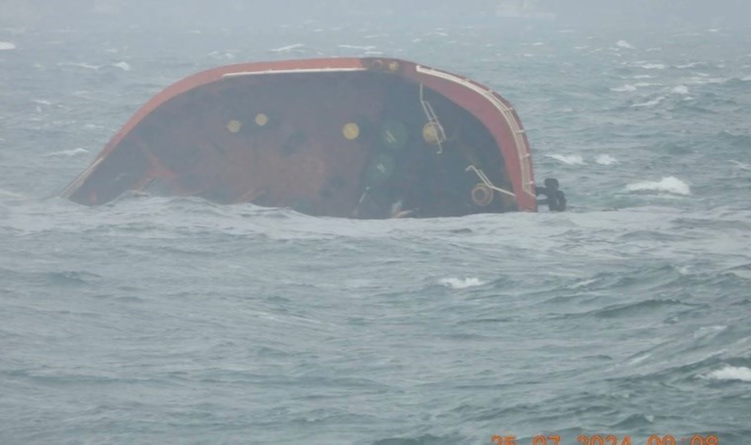 Filipinler’de milyonlarca litre akaryakıt taşıyan bir tanker battı