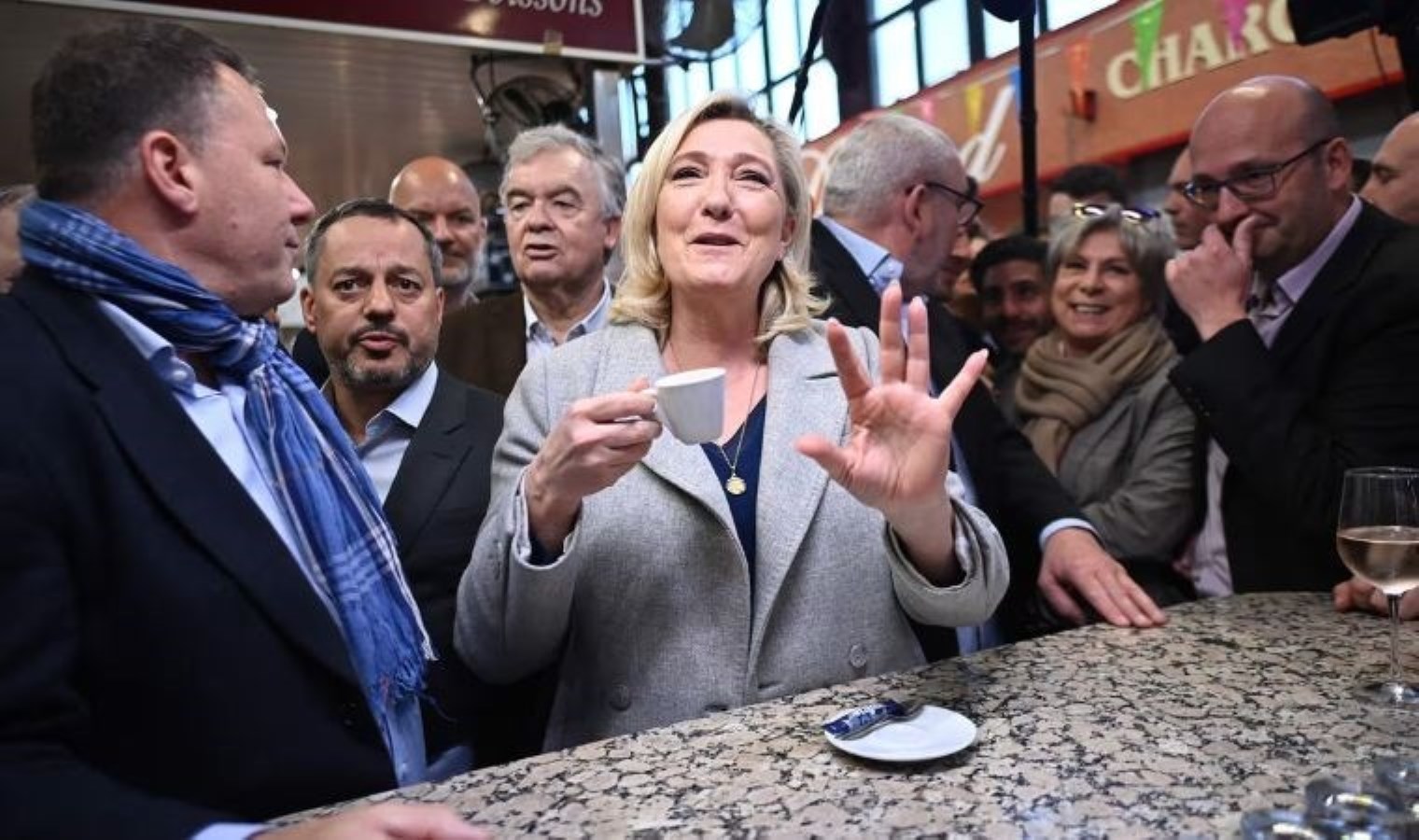 Fransa gündemi bu haberle sarsıldı… Macron ittifakındaki siyasi Le Pen’le yemeğe çıktı