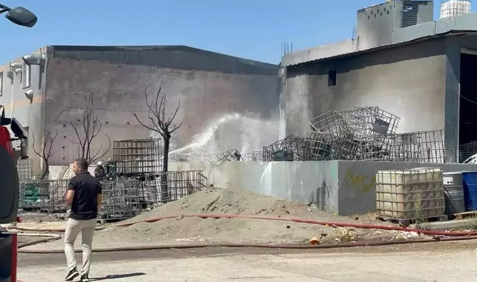 Gaziantep’te boya fabrikasında yangın: 2 iş yeri ile 2 otomobil de zarar gördü