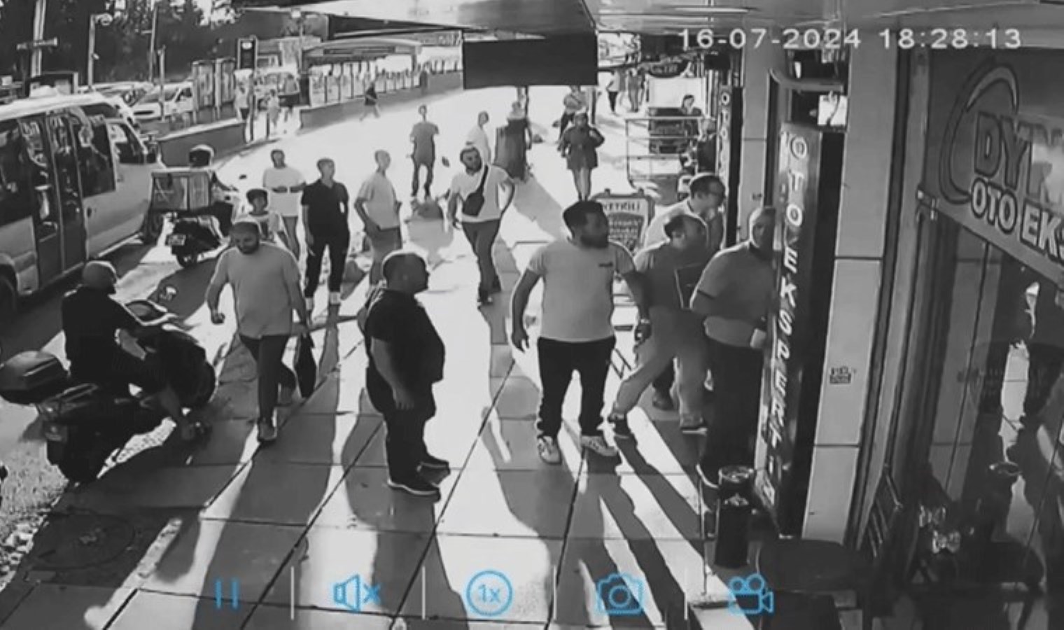 Gaziosmanpaşa’da satmaya çalıştığı araç kusurlu çıktı: Dayak yememek için camdan atladı!