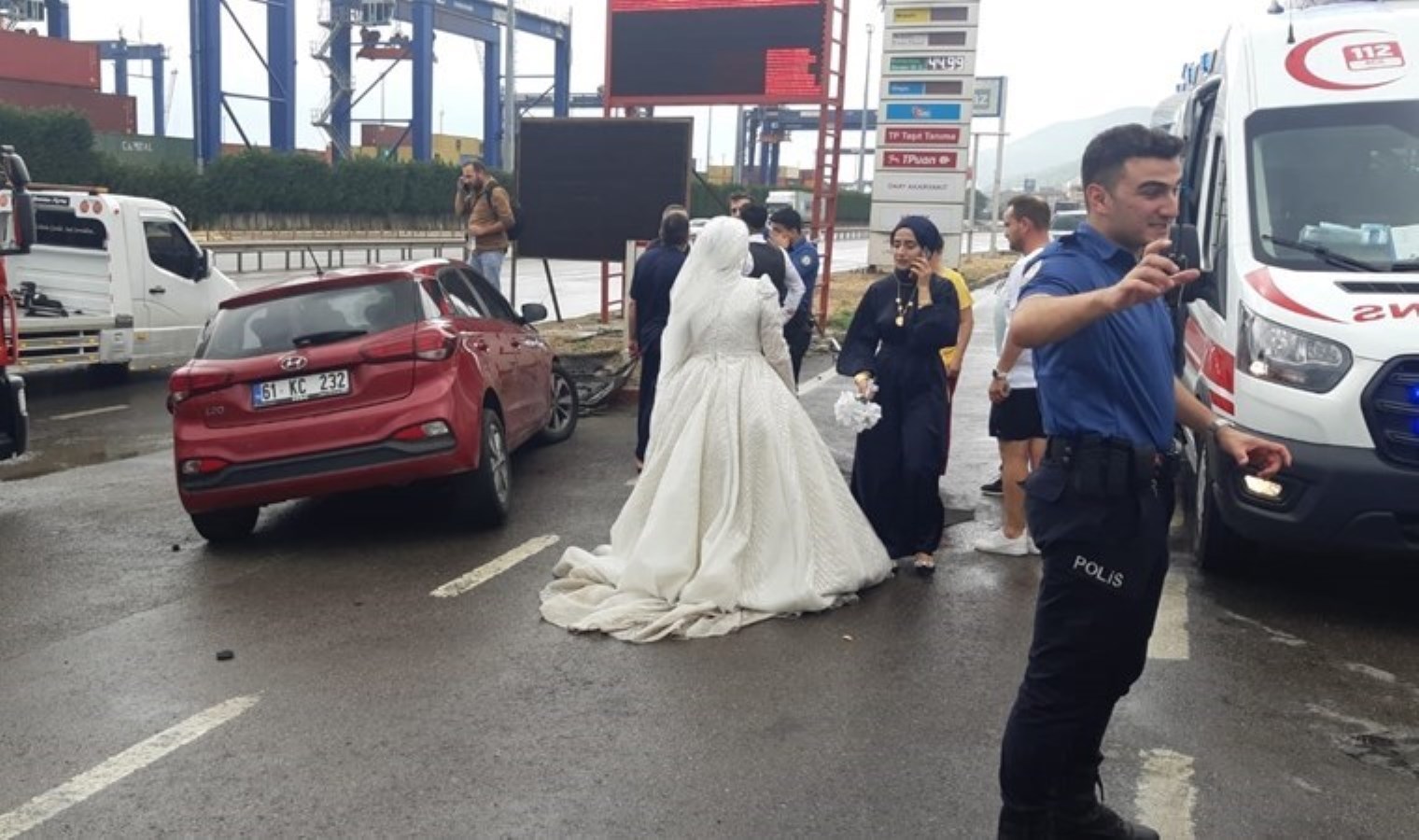 Gelin ve damat, fotoğraf çekimine giderken kaza geçirdi