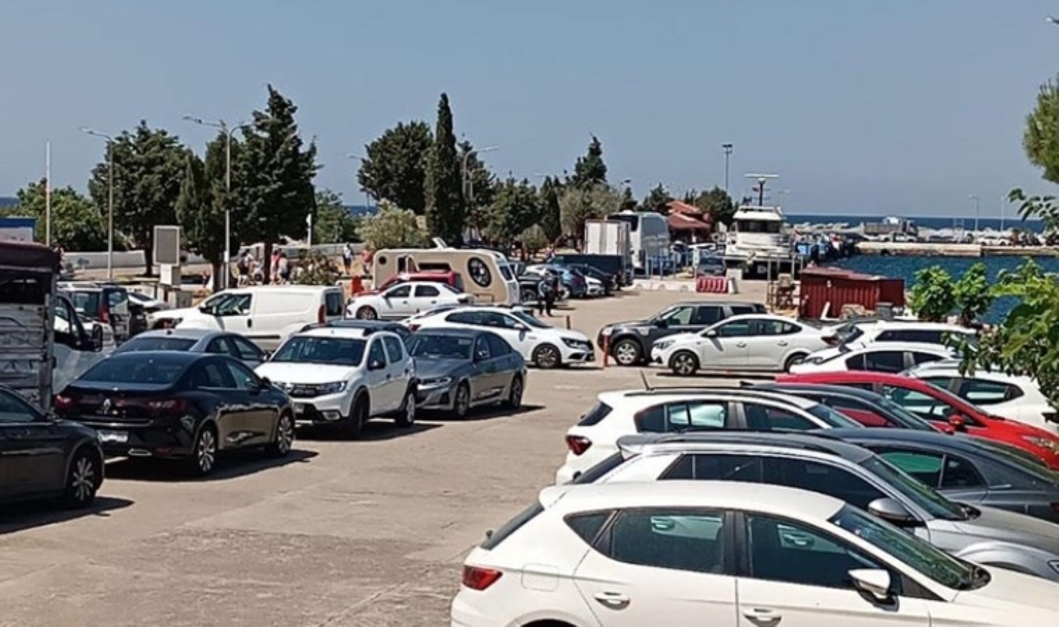 Gökçeada ve Bozcaada feribotlarında yoğunluk yaşandı: Ek seferler düzenlendi