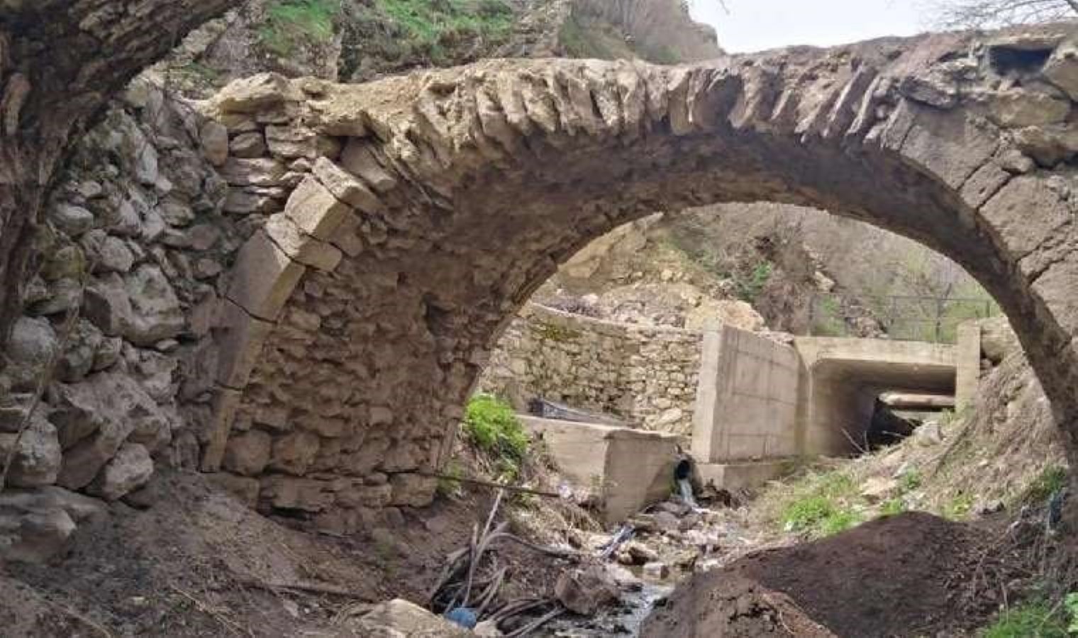 Hakkâri’de tarihi köprüyü yıktılar