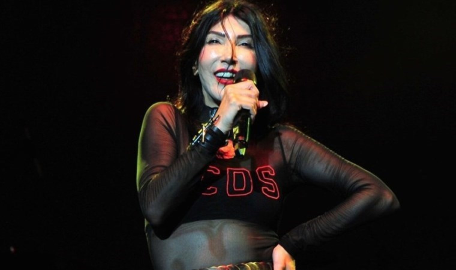 Hande Yener’den hayranlarına ‘Evlenmeyin’ çağrısı