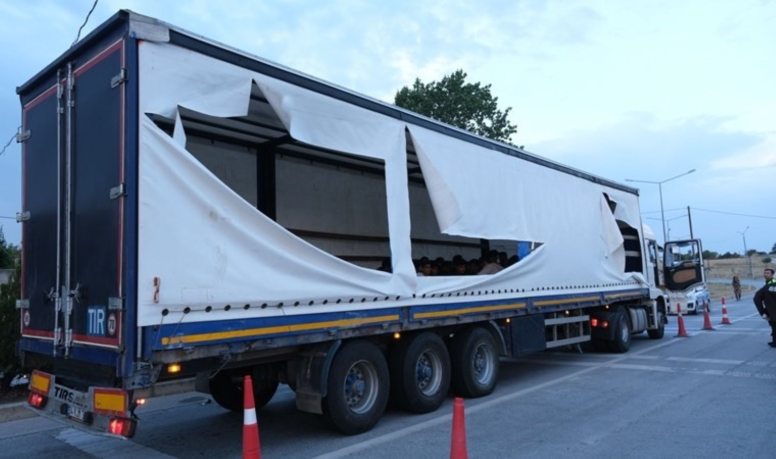 Hareket halindeki TIR’dan atlayan 7 kaçak göçmen yaralandı!