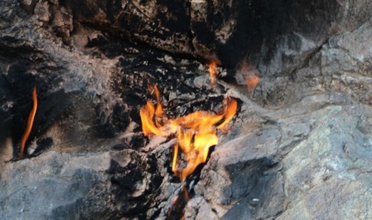 Hatay’daki esrarengiz taş: Yıllardır yanmaya devam ediyor