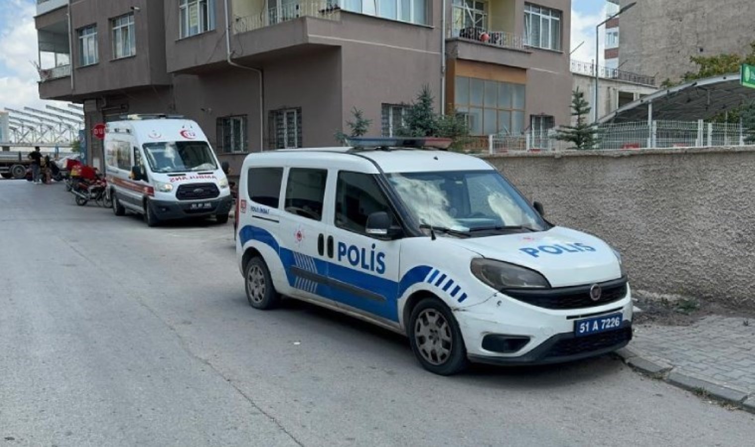 Hayatlarından endişe ediliyordu… Koçbaşı ile eve giren ekipler 3 genci uyurken buldu