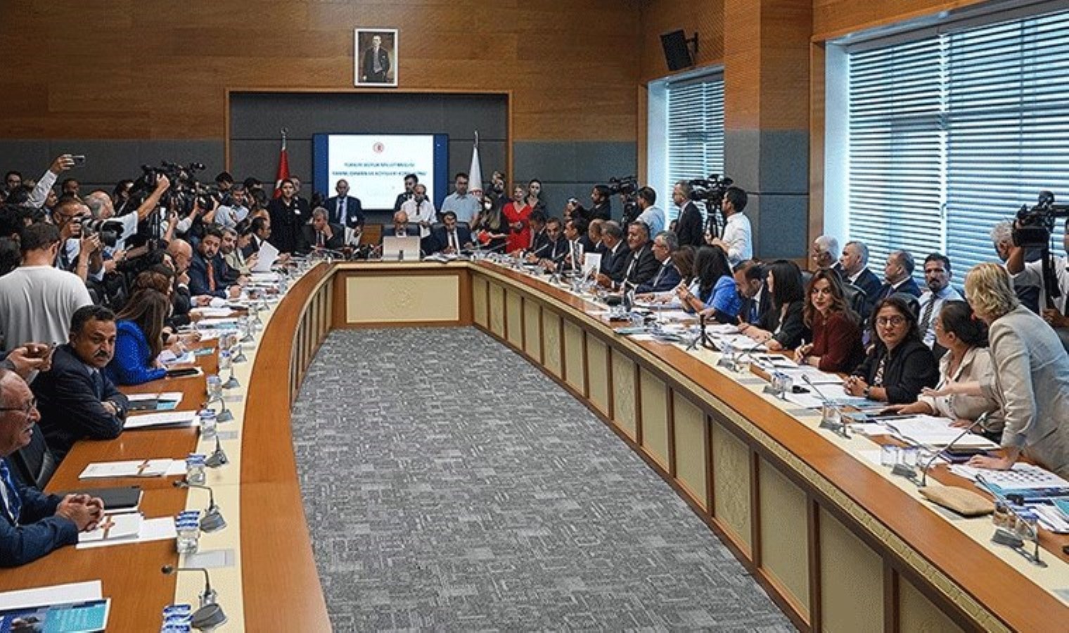 Hayvan hakları savunucuları TBMM’de ‘Vekiller dışarı, yasa iptal’ sloganları atıyor