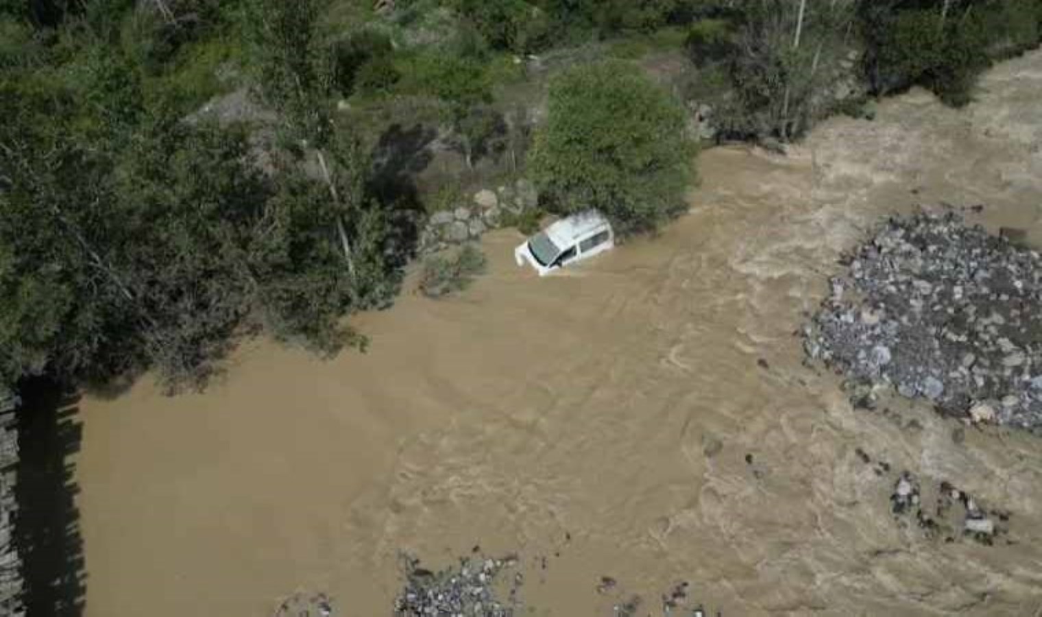 Heyelanda suya kapılan 10 aylık bebek aranıyor