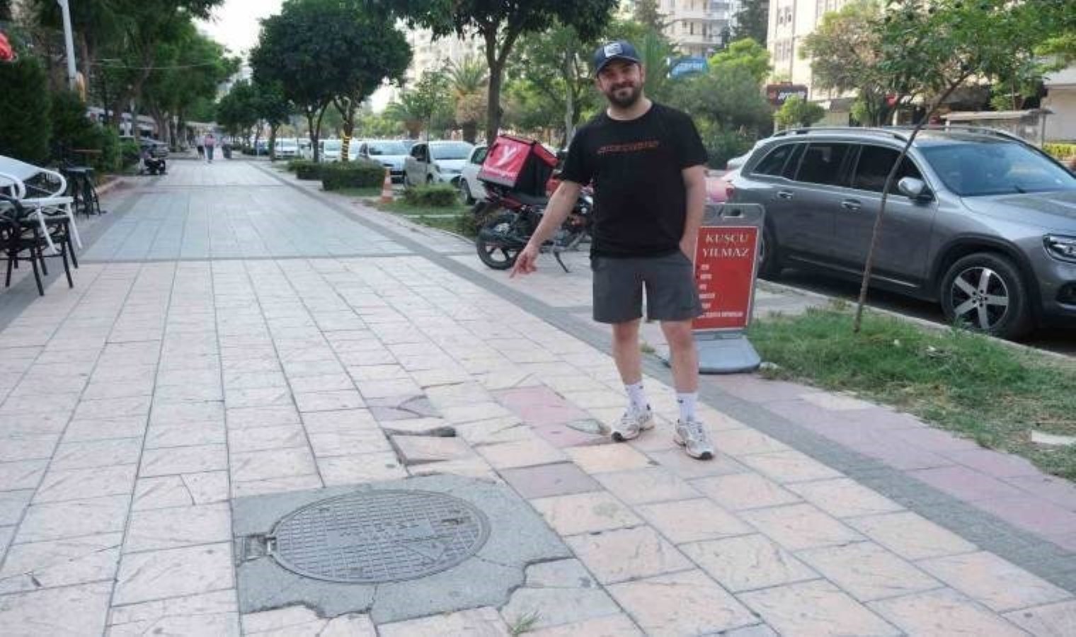 İki genç kız takla atmıştı… Bu kaldırımda her hafta kaza oluyor