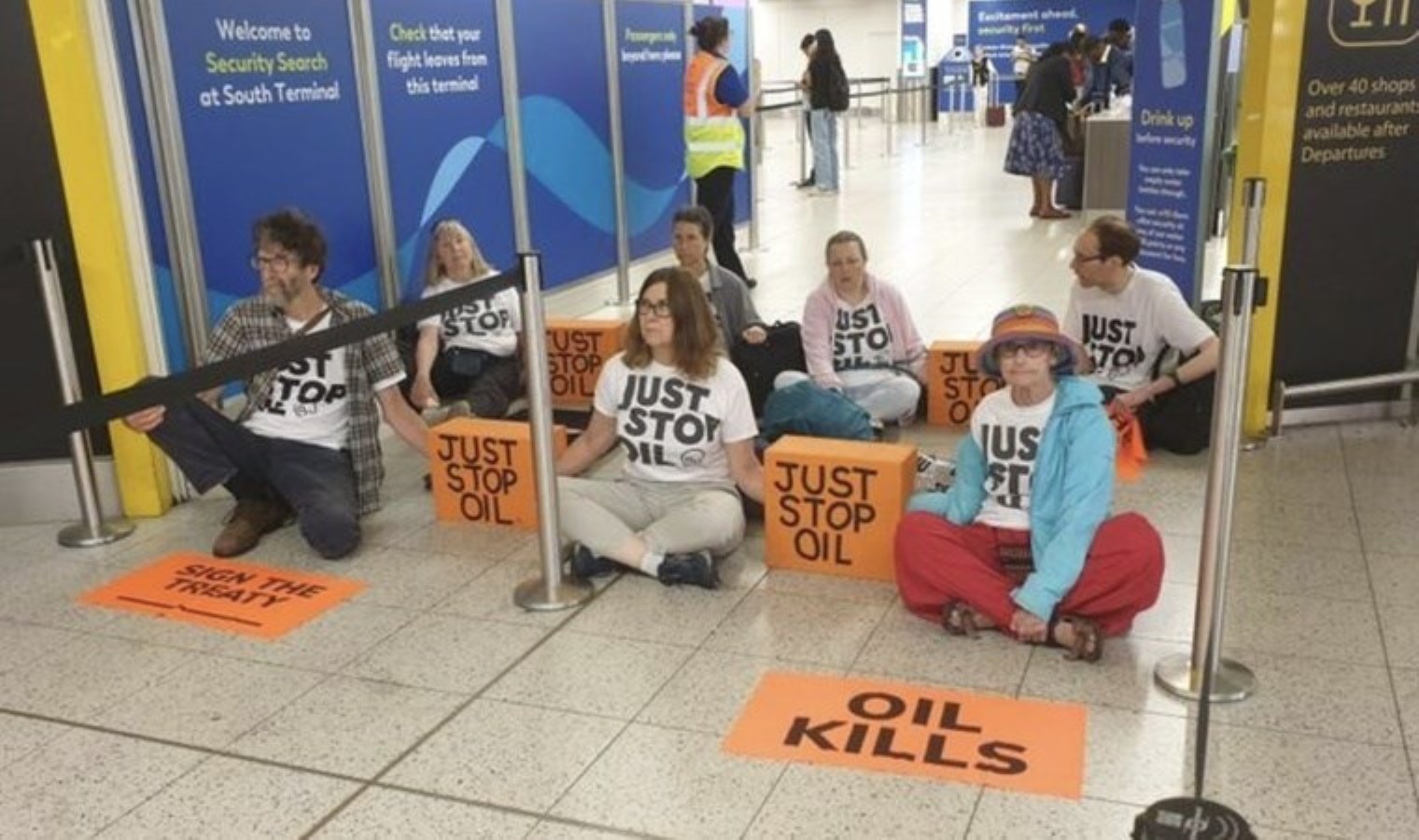 İklim aktivistlerinden havalimanında oturma eylemi