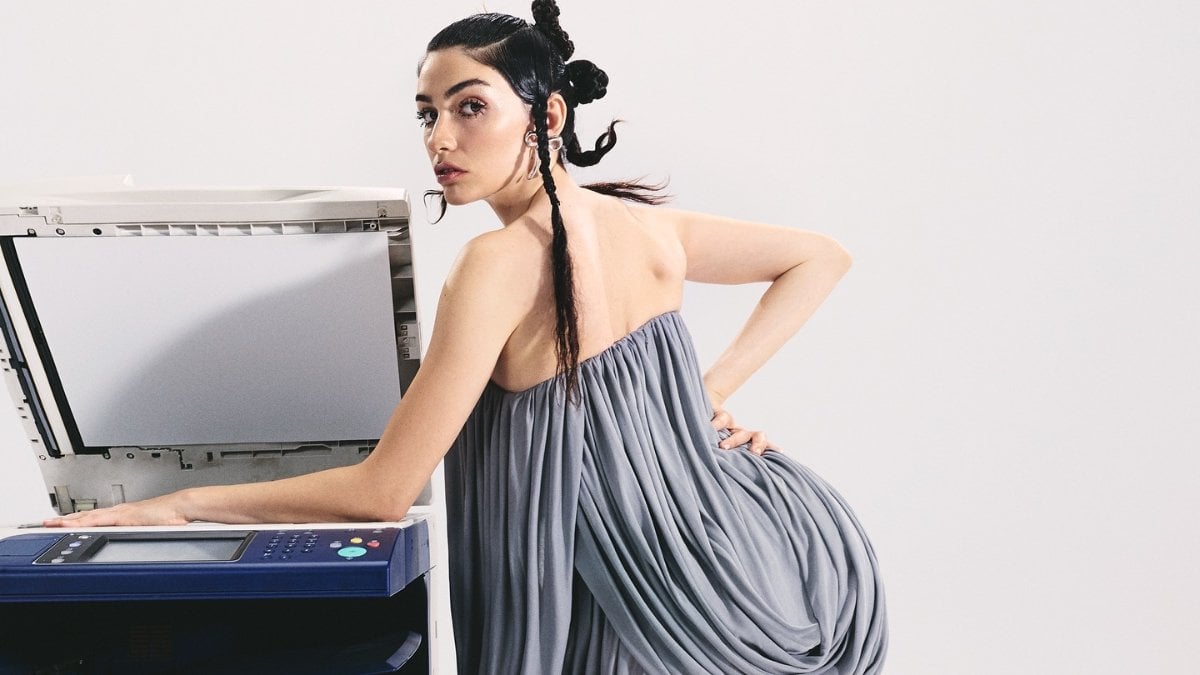 İnci Taneleri’nin ‘Dilber’i Hazar Ergüçlü’den dikkat çeken kombin! Tatil tarzıyla gündem oldu