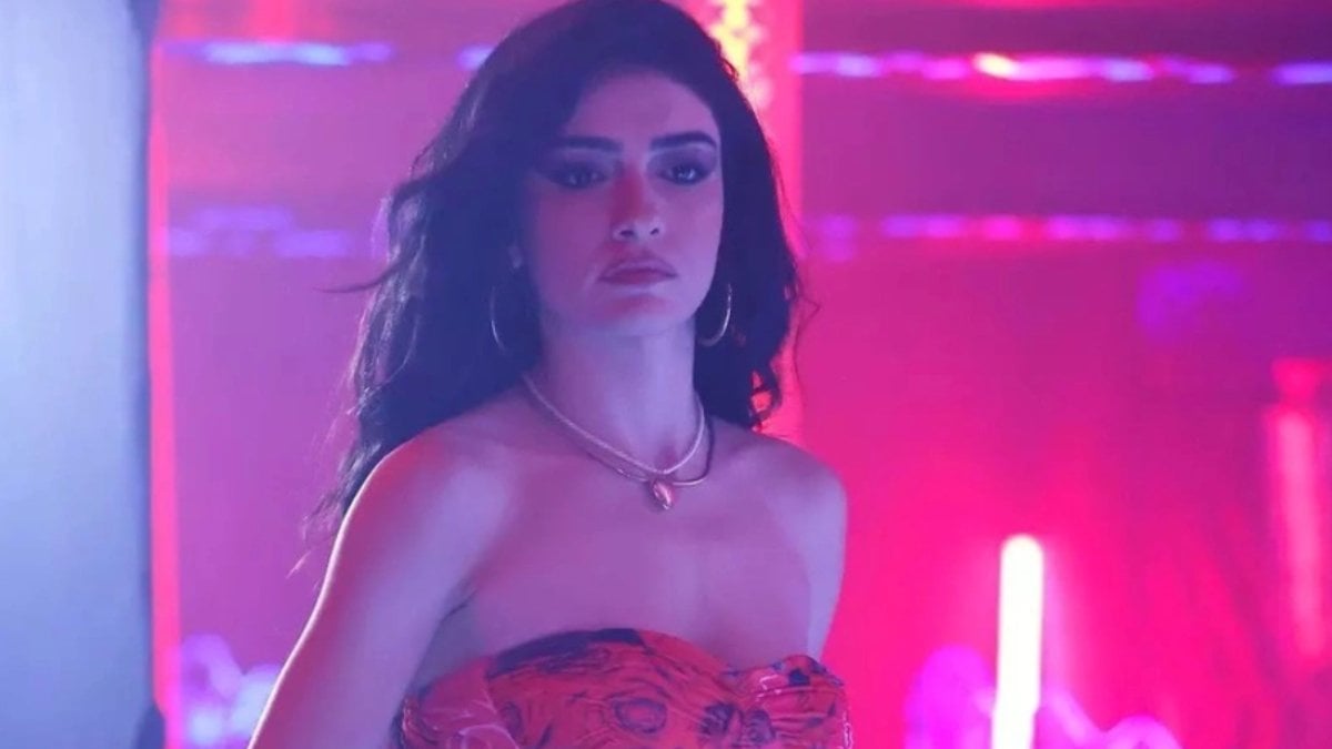 İnci Taneleri’nin ‘Dilber’i Hazar Ergüçlü’den leopar bikinisiyle poz verdi