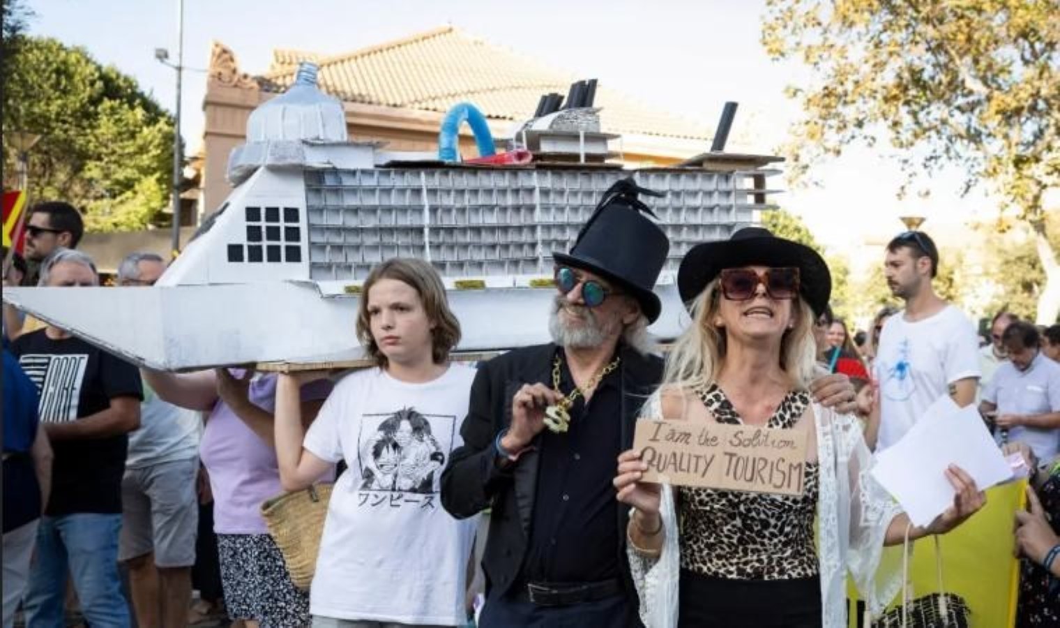 İspanya’da turistler halkı çileden çıkardı: Binlerce kişi sokağa döküldü