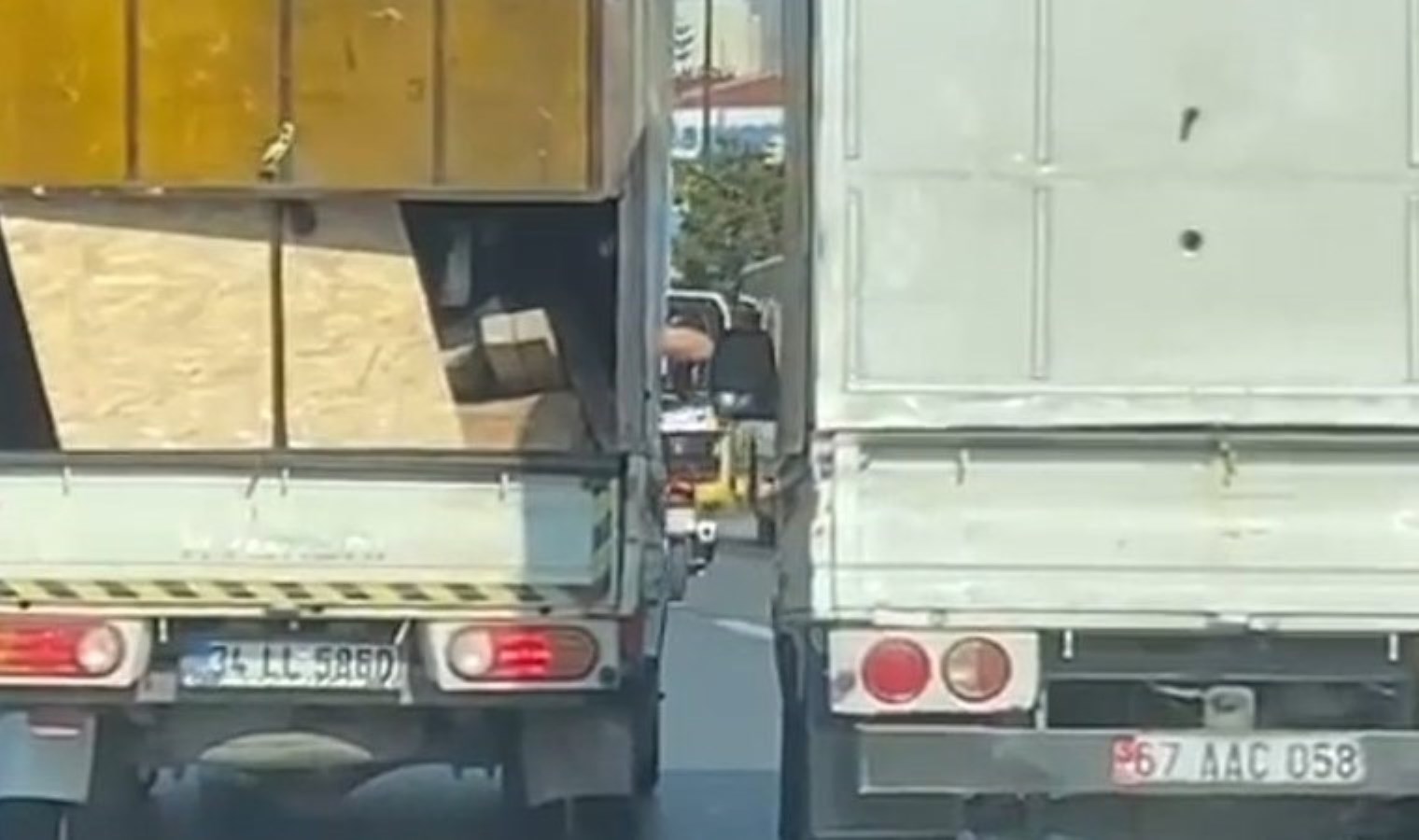 İstanbul, Üsküdar’da ‘yol verme’ tartışması: Sürücünün üzerine yürüdü!