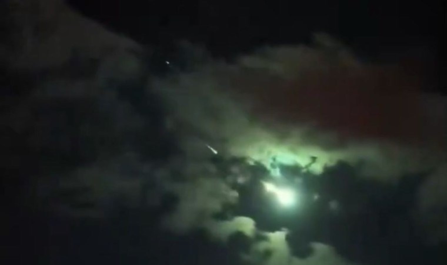 İstanbul’a meteor mu düştü? Gökyüzünde görülen ışık hüzmesi nedir? Meteor nedir, neden düşer?