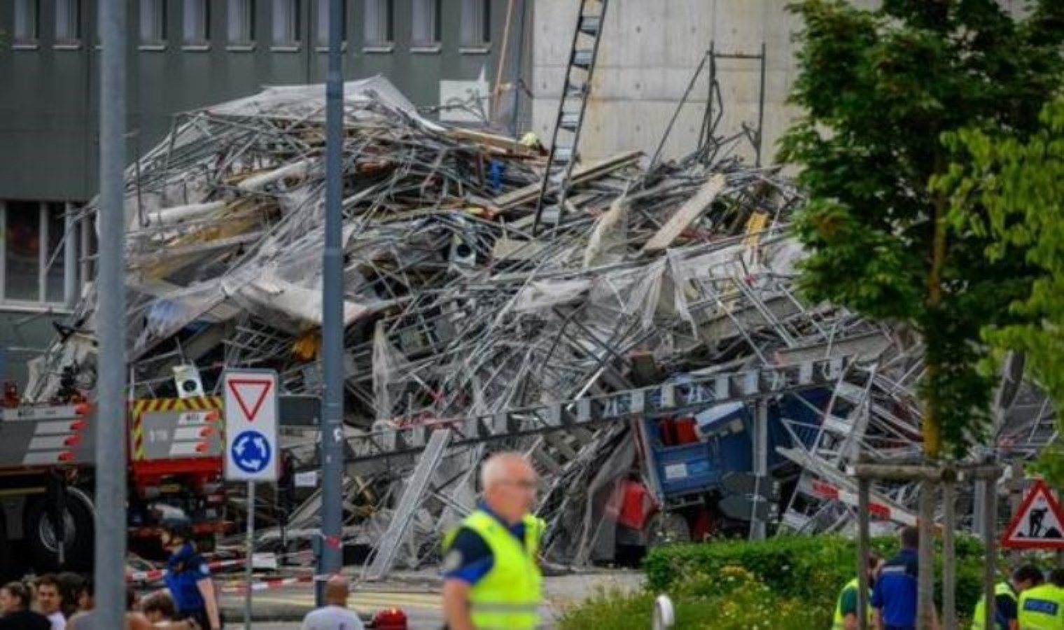 İsviçre’de inşaat iskelesi çöktü: 3 ölü, 8 yaralı