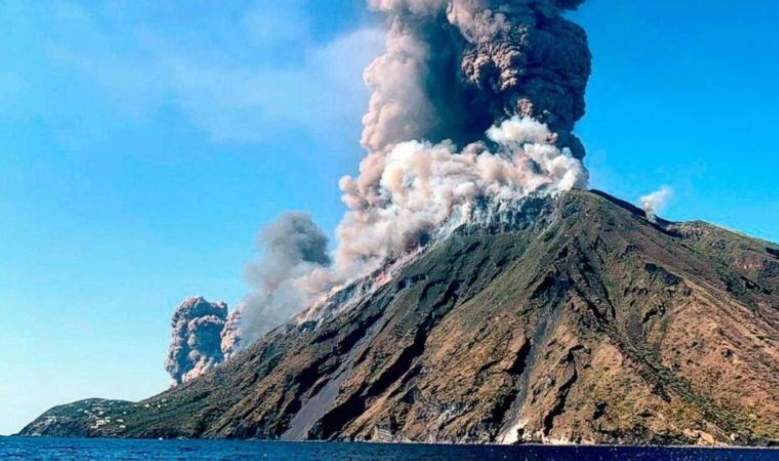 İtalya’da Etna’dan sonra Stromboli Yanardağı da faaliyete geçti
