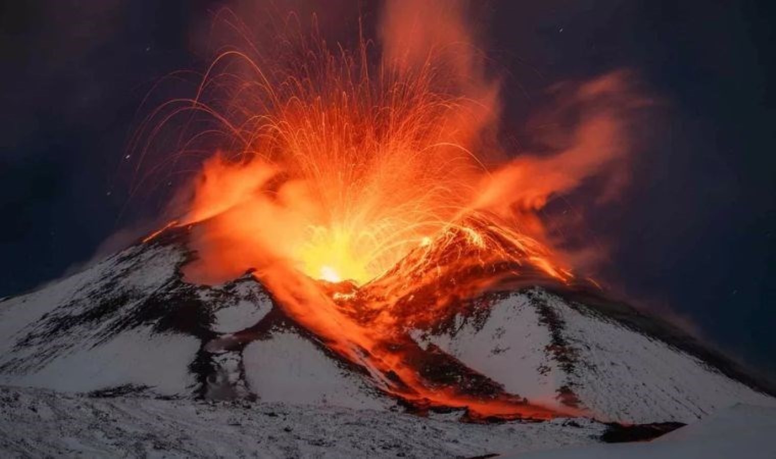 İtalya’da yanardağ patlaması nedeniyle havaalanı kapatıldı