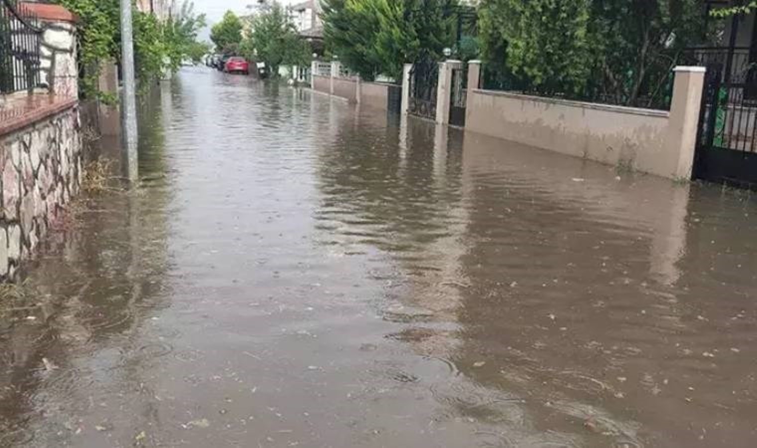 İzmir’de sağanak can aldı: Akıma kapılan 2 kişi öldü