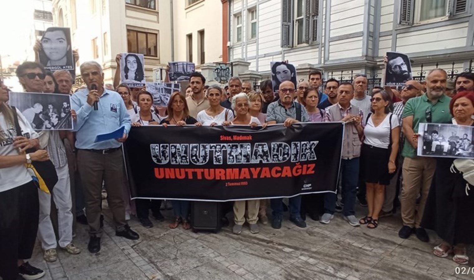 Kadıköy’de Madımak için gözyaşı: ‘Madımak’ı unutturmayacağız’