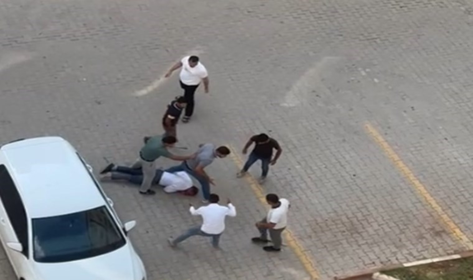 Kameralara yansıdı… Baba ve oğlunu darbettiler!