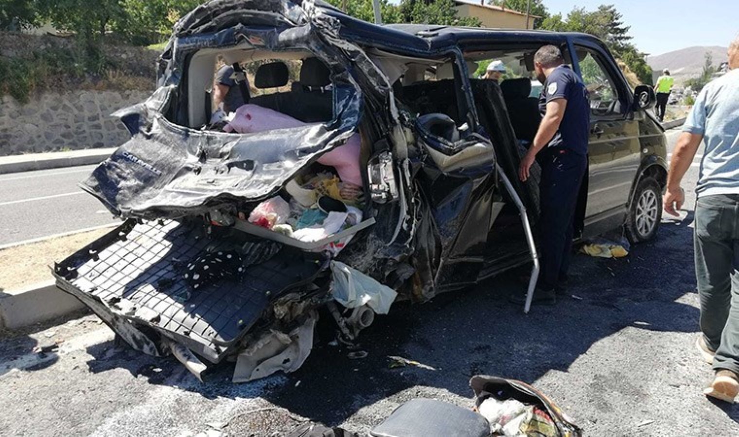 Kamyon, hafif ticari araca çarptı: 2’si ağır, 5 yaralı