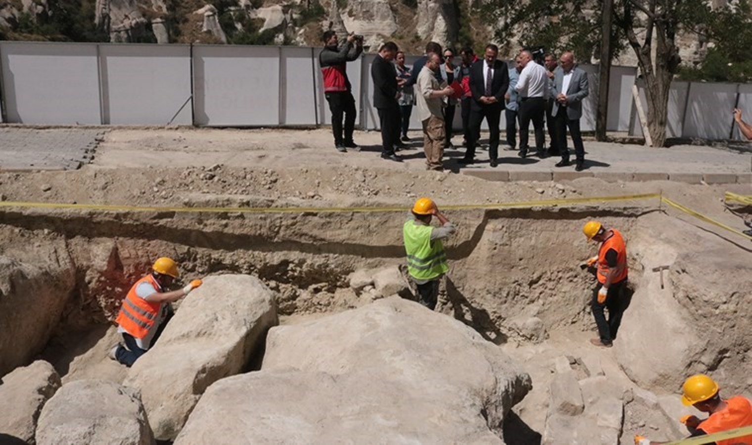 Kapadokya’da bir ilk: Kara yolunun altından nekropol çıktı