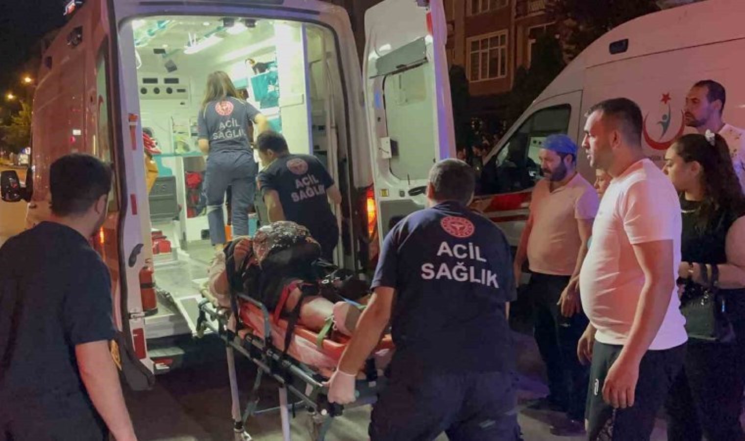 Karşıdan karşıya geçen yayalara motosiklet çarptı: 1’i ağır 3 yaralı