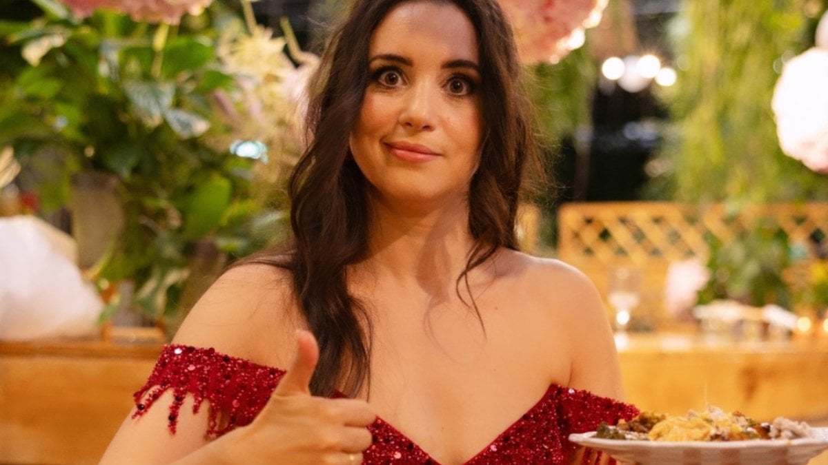 Karsu Dönmez kına gecesinde kısır dağıttı