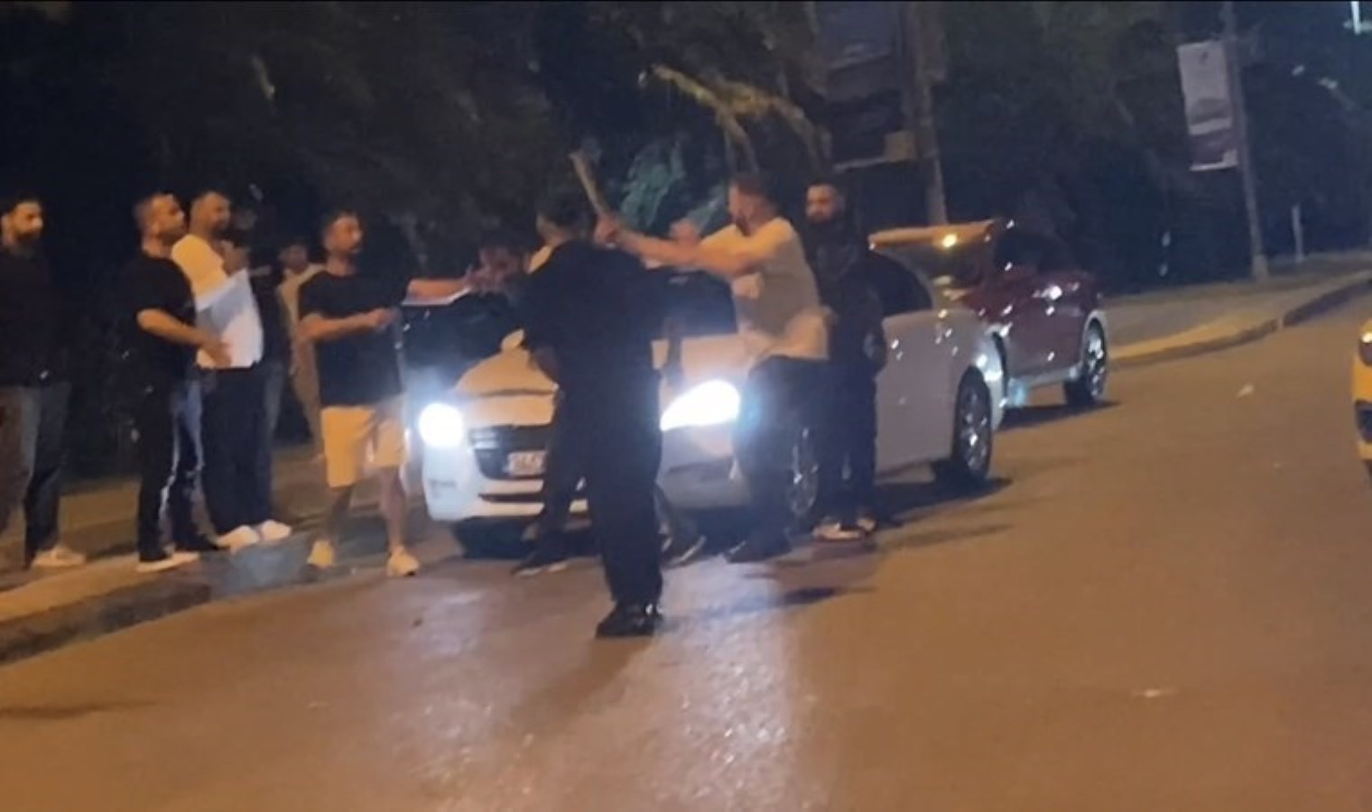 Kartal’da trafikte ‘sopalı’ yol verme kavgası!