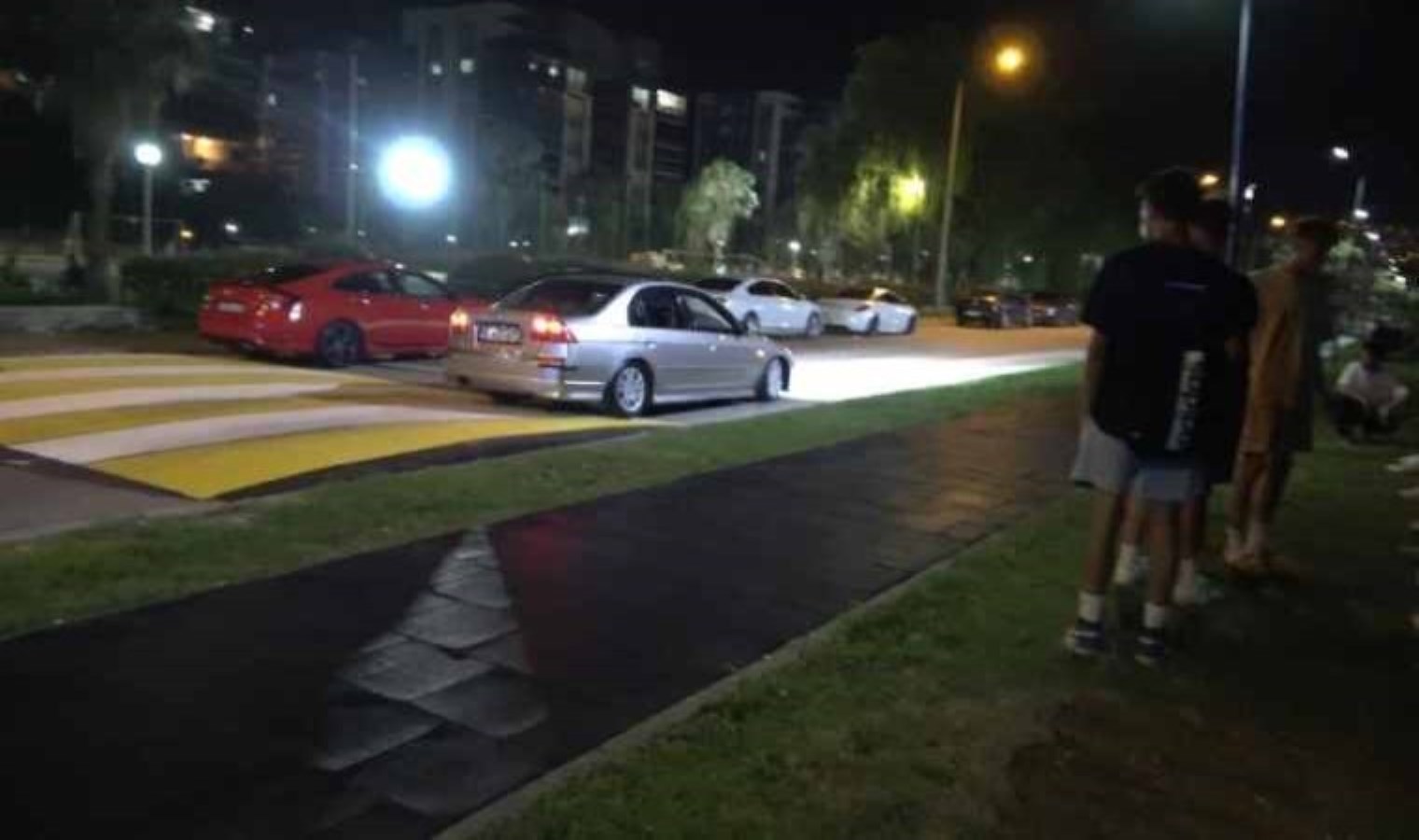 Kasisi görmeyenler araçlarıyla böyle uçtu… Mahalleli oturdu izledi!