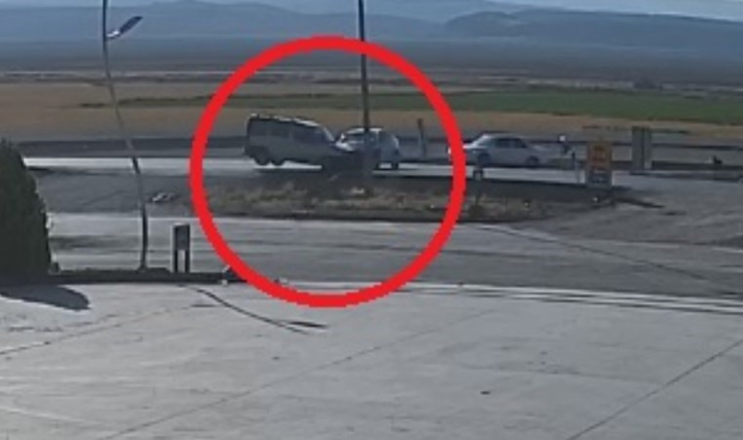 Kayseri’de hafif ticari araç ile otomobil çarpıştı: 3 yaralı