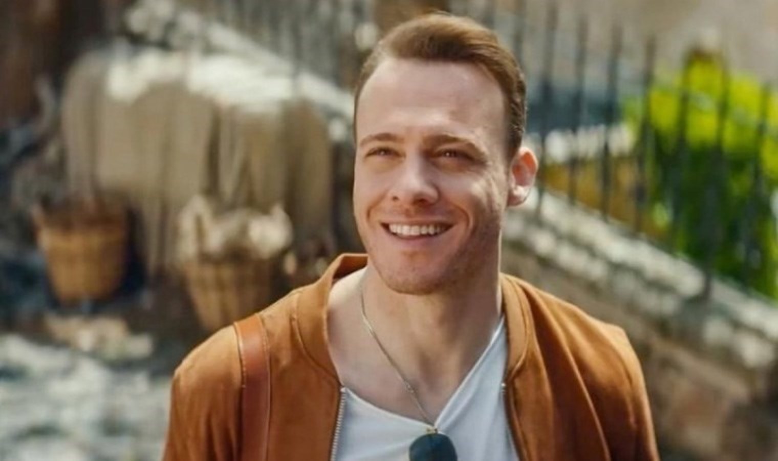 Kerem Bürsin’den hayranlarını üzecek haber: Doktorun tavsiyesi üzerine film seti durduruldu!