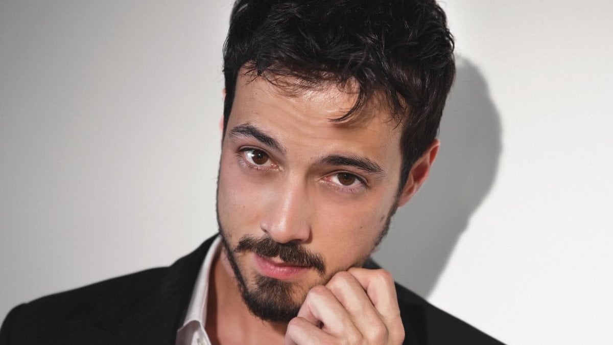 Kızıl Goncalar’ın Cüneyd Efendi’si Mert Yazıcıoğlu tatile çıktı! Havuz pozlarına beğeni yağdı