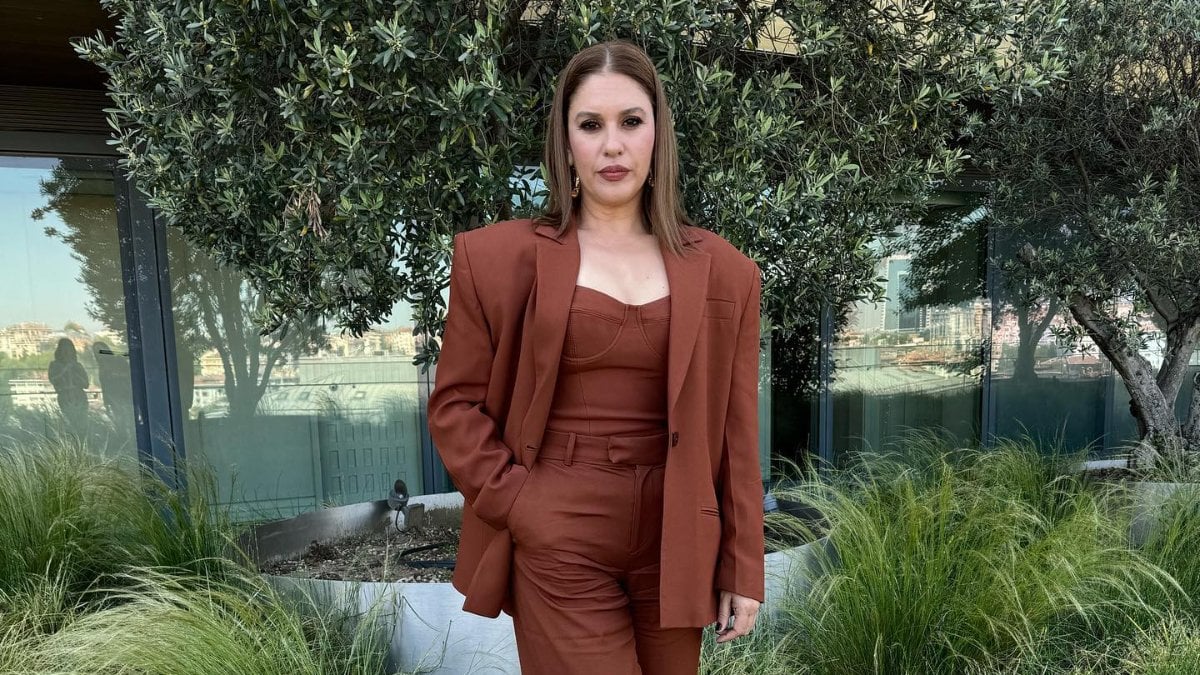 Kızılcık Şerbeti’nin Kıvılcım’ı Evrim Alasya konuk olduğu programda ağladı!