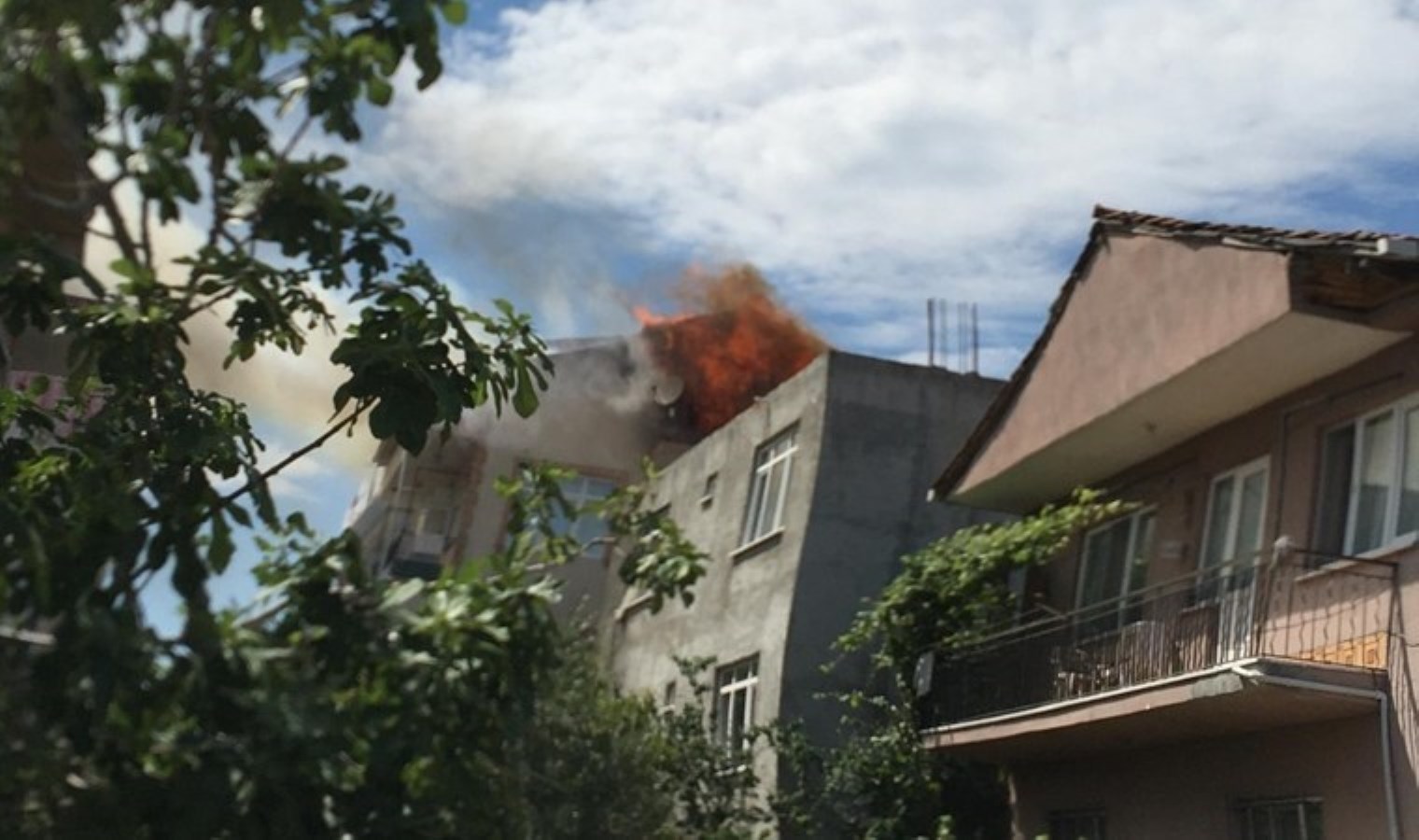 Kocaeli’nde 3 katlı binanın çatısında yangın!