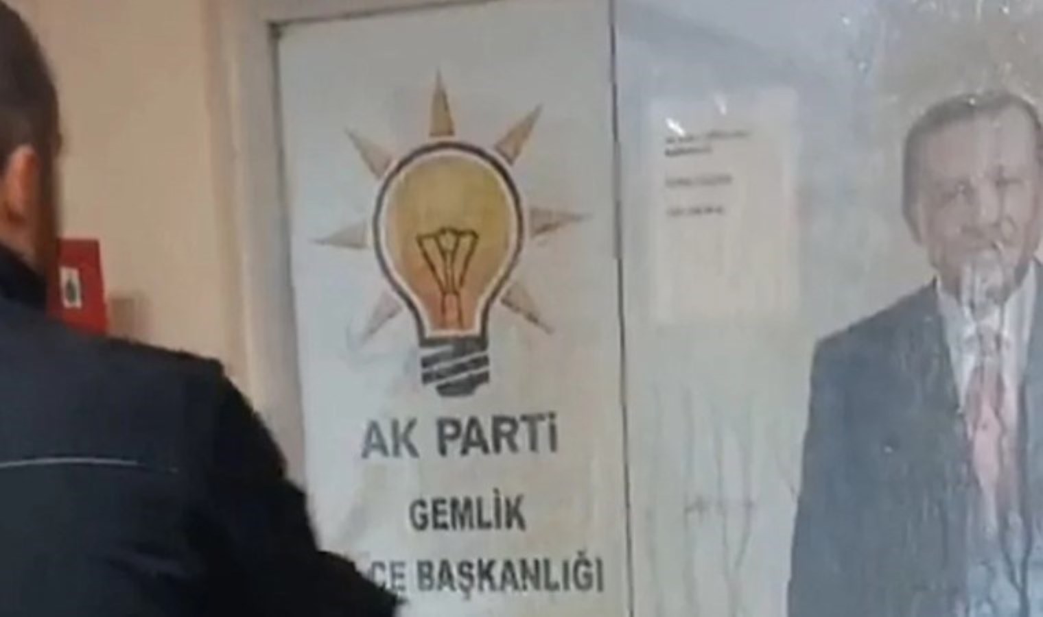 ‘Kola dökme’ eylemine hakaret davası: Erdoğan’ın fotoğrafına sıçramış!