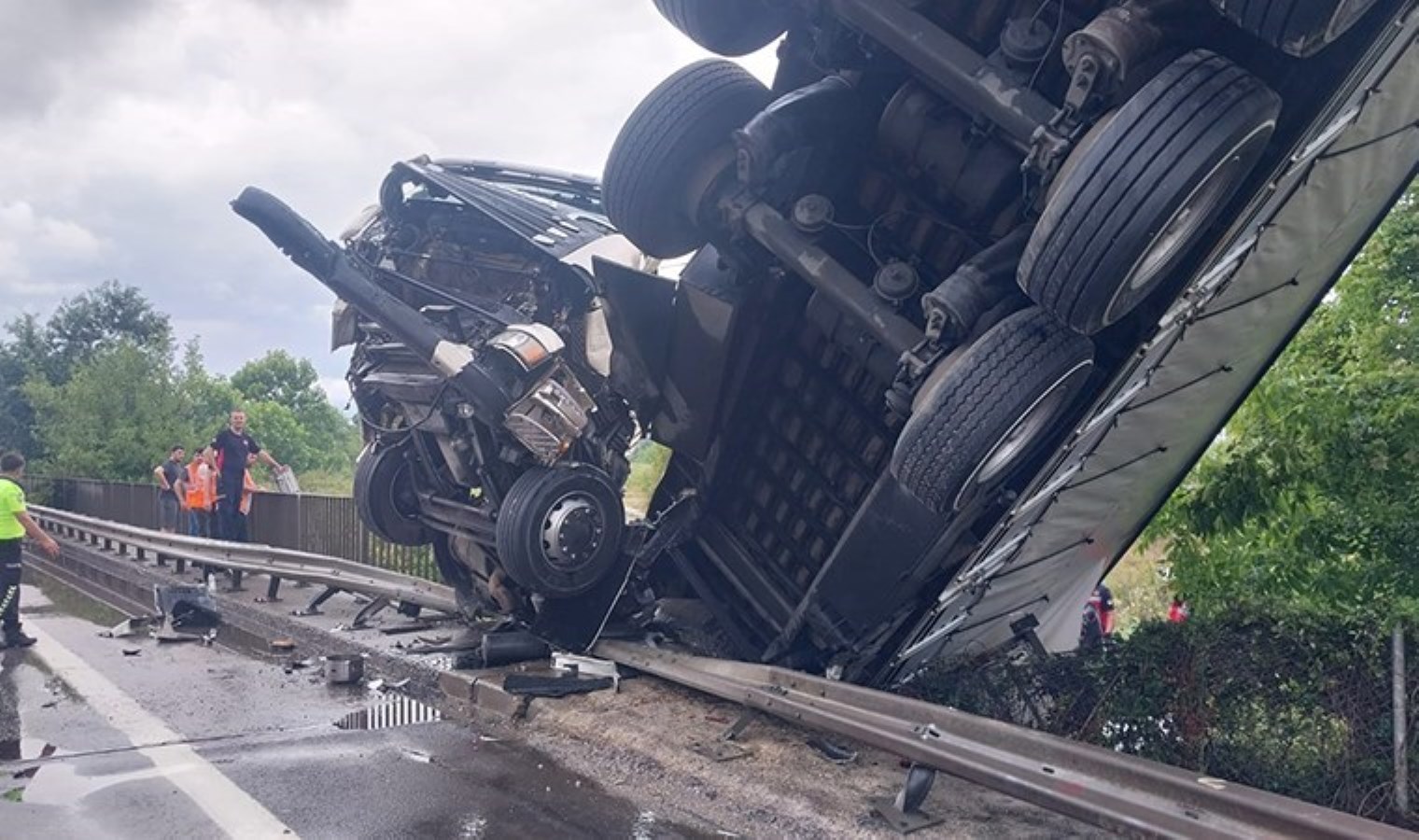 Köprüde asılı kalan TIR’ın şoförü yaralandı: 6 büyükbaş öldü