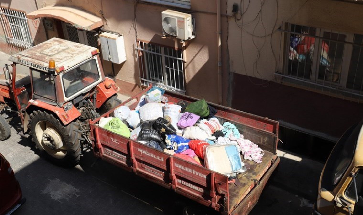 ‘Kötü koku’ ihbarı çöp evi ortaya çıkardı