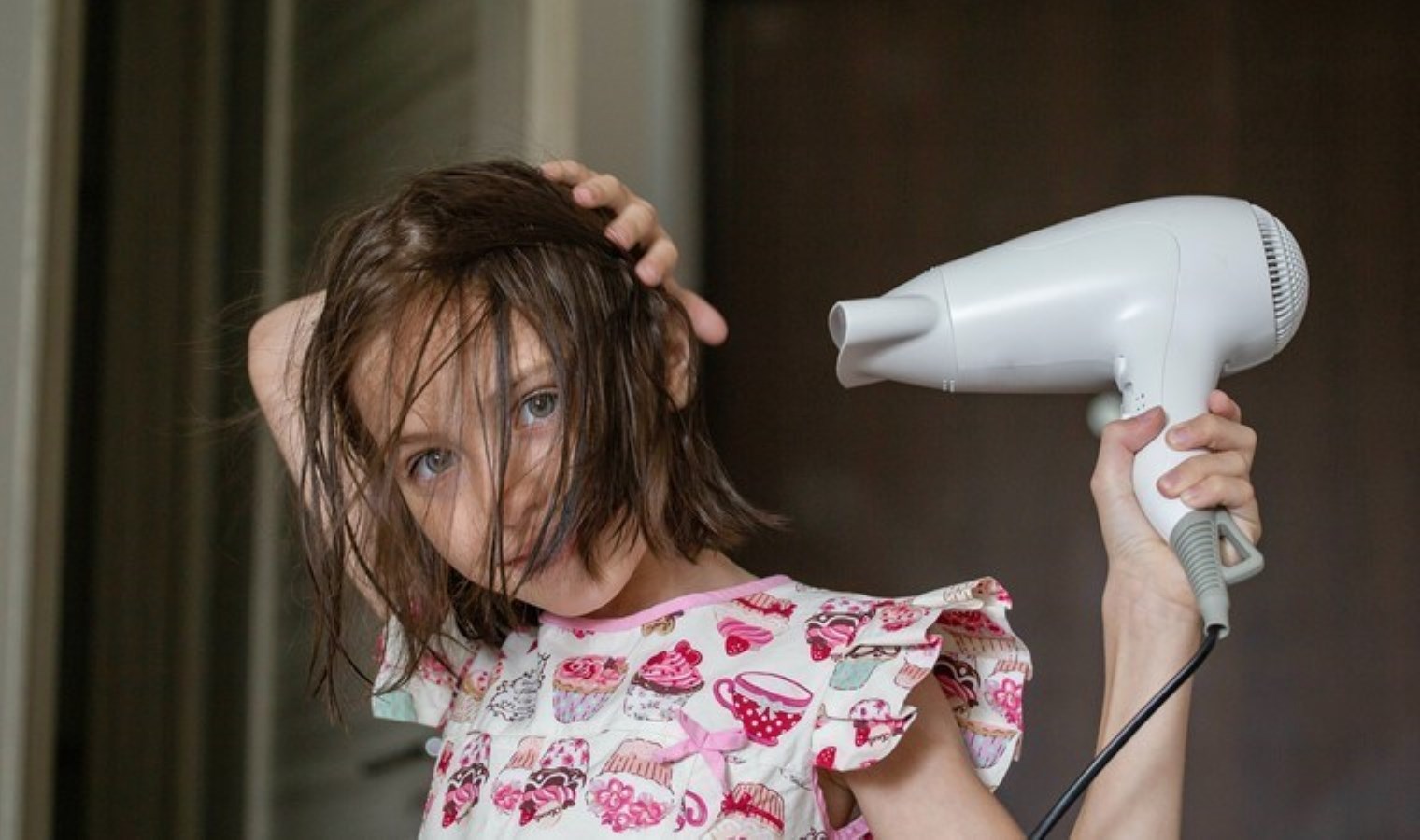 Kulaklarınızı saç kurutma makinesiyle kurutun! Bu üç belirtide zaman kaybetmeyin, çünkü…
