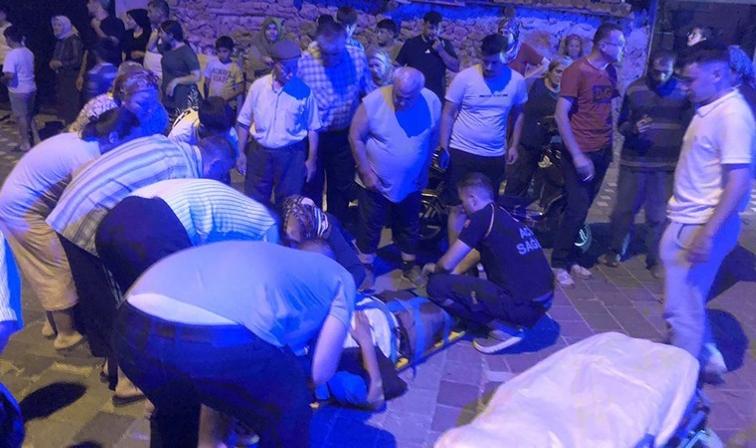 Manisa’da, motosiklet ile elektrikli bisiklet kafa kafaya çarpıştı: 3 yaralı