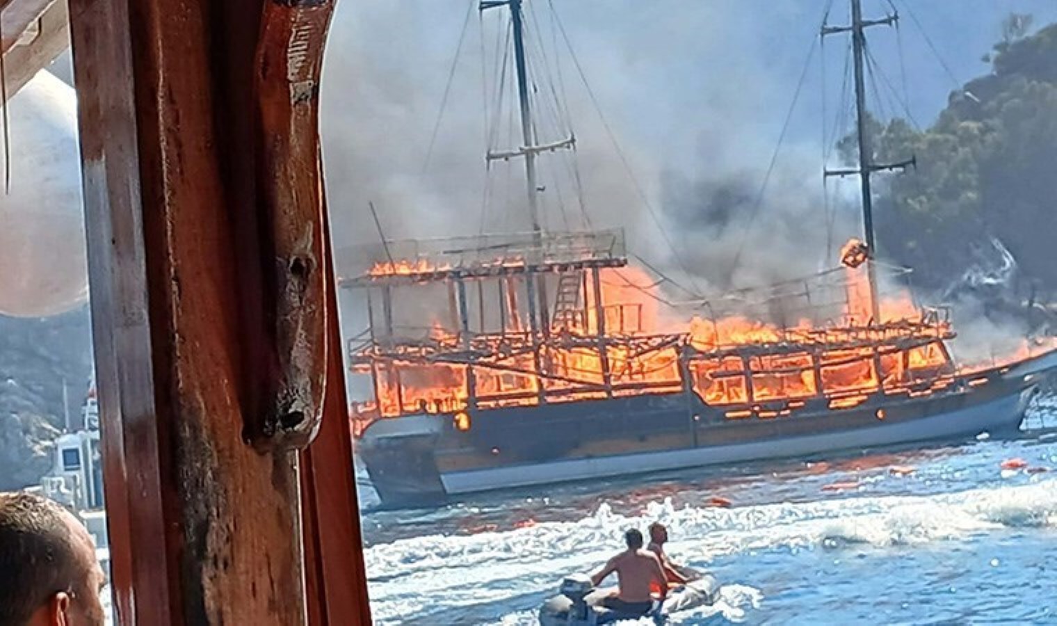 Marmaris’te tur teknesi alev aldı, panikleyen turistler suya atladı: Yaralılar var!