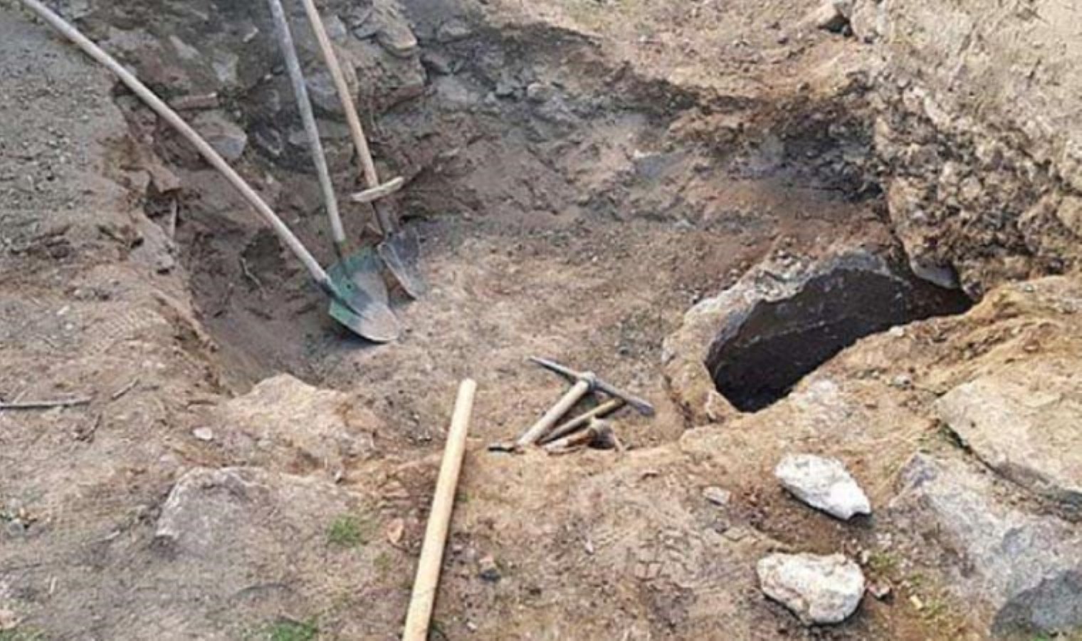 Mersin’de kaçak kazı yapan 5 kişi suçüstü yakalandı