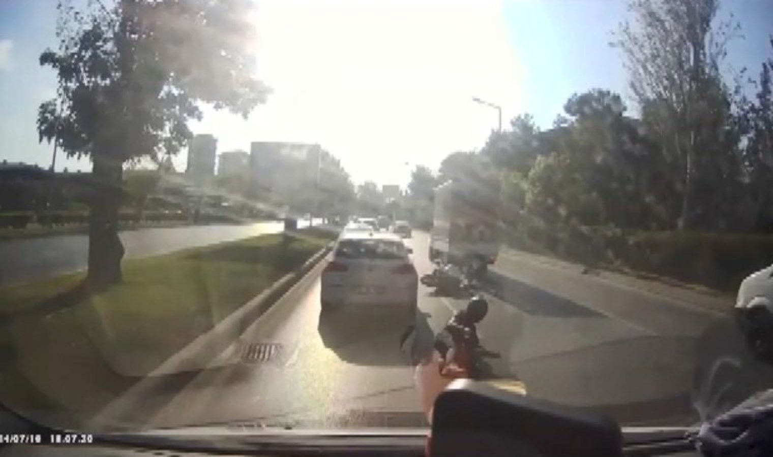 Motosiklet kazası… Araçların altında kalmaktan son anda kurtuldu