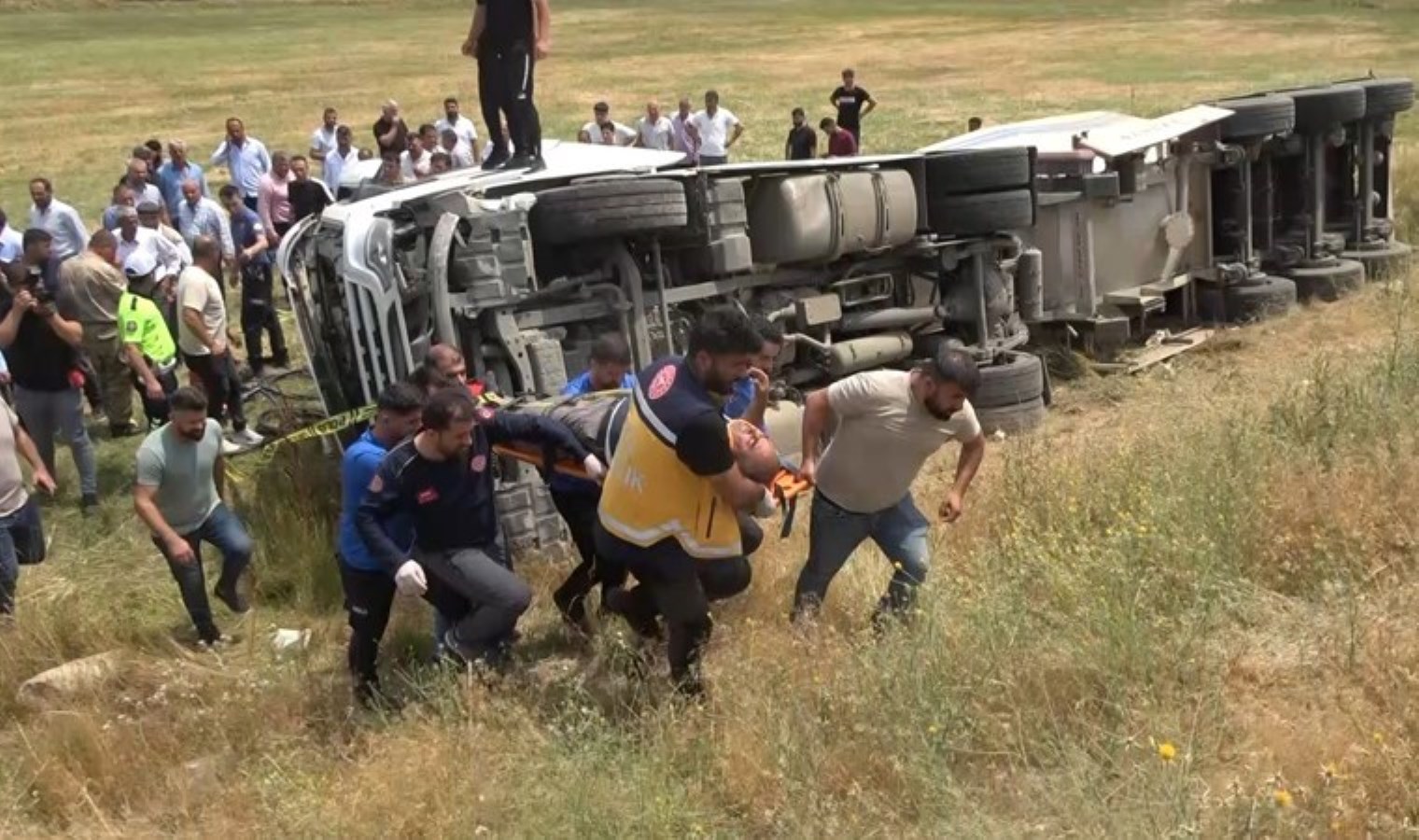 Muş’ta çimento aracı kaza yaptı: 1 yaralı