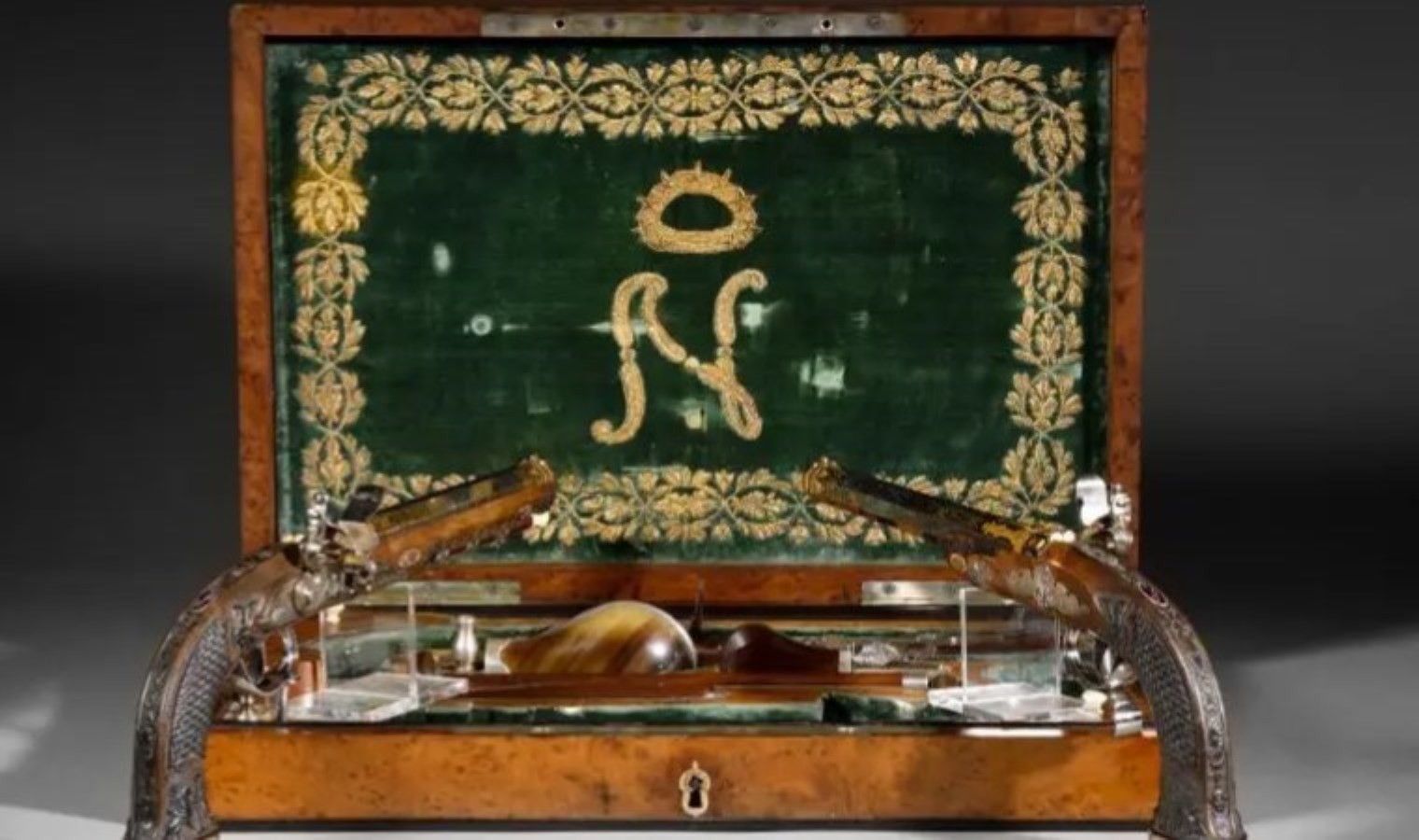 Napolyon’un iki tabancası 1,69 milyon Euro’ya satıldı